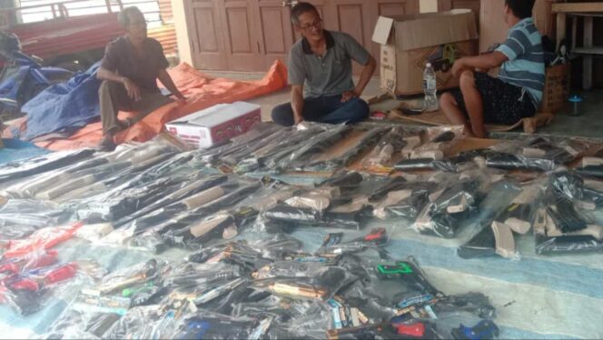 
					Pedagang pistol mainan di Dabo Singkep. Foto: AR/kepripedia.com