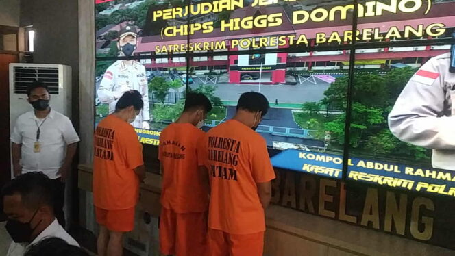 
 Pemain dan penjual chips higgs domino ditangkap di Batam. Foto: Zalfirega/kepripedia.com