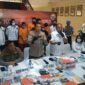 Polisi menunjukkan barang bukti kasus skimming Bank Riau Kepri