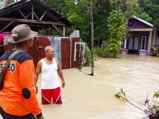 BPBD Lingga memonitor rumah warga terendam banjir. Foto: Ist/kepripedia.com
