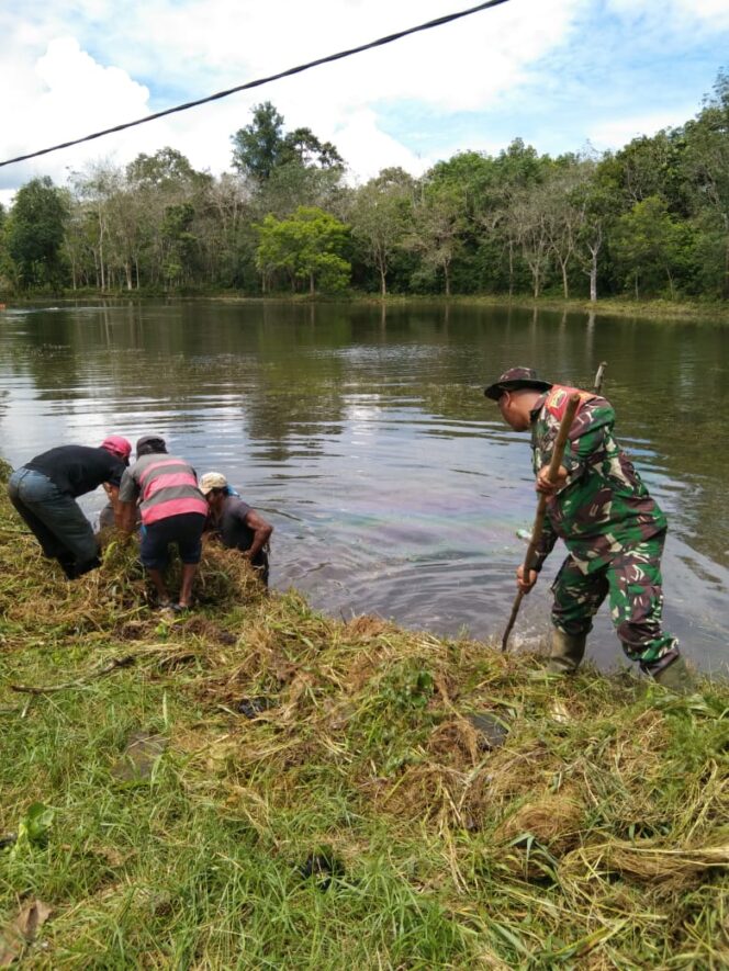 
 Babinsa Sungai Harapan, Koramil 04/Dabo Kodim 0315/TPI, Goro Bersama Warga Bersihkan Danau
