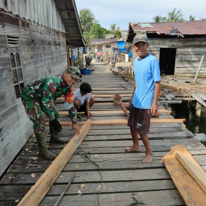 
					Babinsa Tanjungirat, Koramil 04/Dabo, Kodim 0315/TPI Bantu Warga Mengganti Papan Jembatan