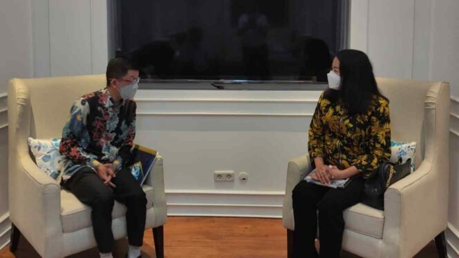 
 Kadiskominfo Kepri, Hasan, bertemu staf khusus Kemenkominfo, Rosarita Niken, di Jakarta, Rabu (15/6). Foto: Dok Diskominfo Kepri