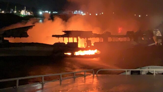 
					Kapal Dumai Line 5 yang terbakar di Batam. Foto: Istimewa