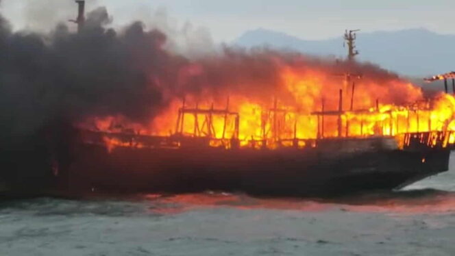 
					Kapal Kargo KLM Bintang Surya terbakar di perairan Karimun. Foto: Istimewa