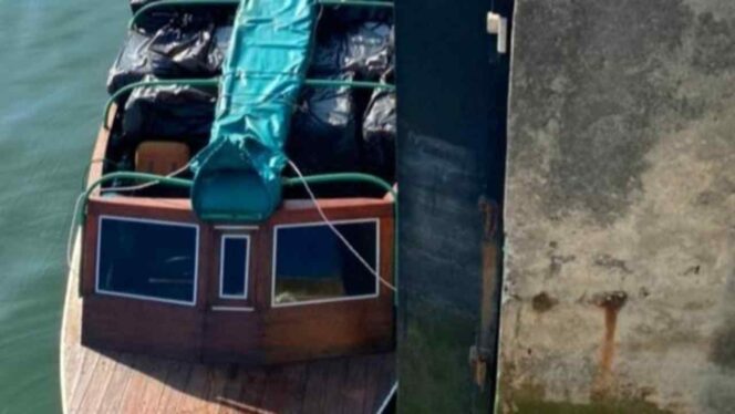 
 Kapal cepat bawa mikol dan rokok ilegal diamankan Bea Cukai Batam. Foto: Istimewa
