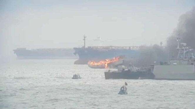 
 Kapal kargo terbakar di perairan Nipah, Karimun, Minggu (12/6). Foto: Istimewa