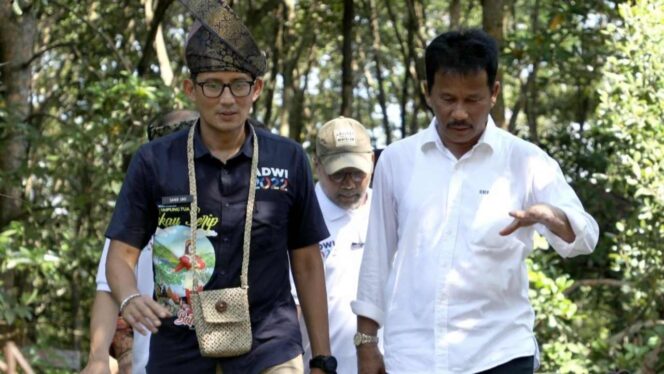 
 Kepala BP Batam mendampingi Menpar Ekraf, Sandiaga Uno, mengunjungi Desa Wisata Kampung Tua Bakau Serip, Nongsa. Foto: Dok BP Batam