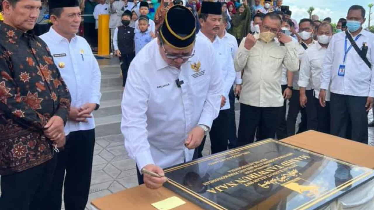 Menko Airlangga Hartarto meresmikan masjid tanjak Batam