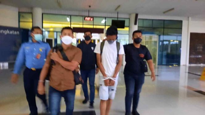 
					Pelaku pencurian emas di Tanjungpinang yang ditangkap di Bali tiba di Bandara RHF Tanjungpinang. Foto: Istimewa