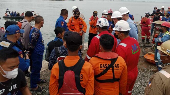 
 Tim Gabungan SAR melakukan pencarian pekerja PT McDermott Batam yang terjatuh ke laut. Foto: Istimewa