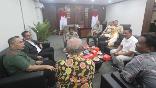 
					Kepala DKP2KH, DPRD Kepri, Balai Karantina serta perwakilan asosiasi pedagang dan peternak bertamu dengan pihak Kementan RI di Jakarta. Foto : istimewa