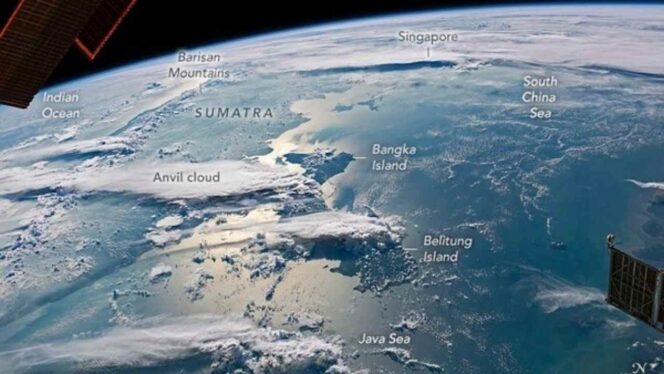 
					Potret pulau Sumatera dan sekelilingnya dari luar angkasa. Foto: Dok NASA