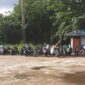 Puluhan kendaraan roda dua yang diduga milik para imigran terparkir di depan Hotel Badra Resort