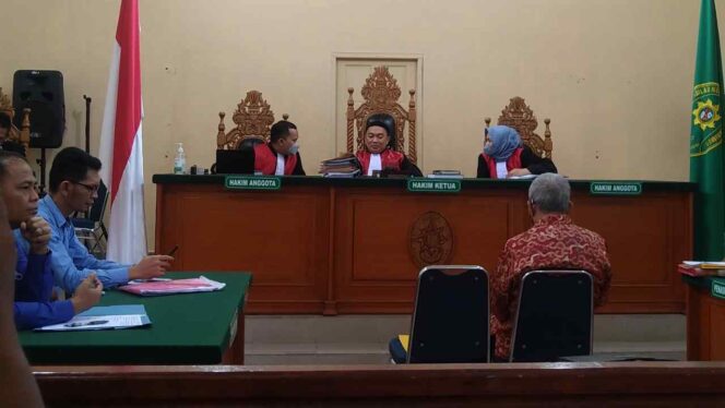 
 Saksi ahli tergugat memberikan keterangan di hadapan majelis hakim. Foto: Khairul S/kepripedia.com