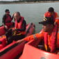 Tim SAR melakukan pencarian korban hilang kapal TKI yang tenggelam di Batam