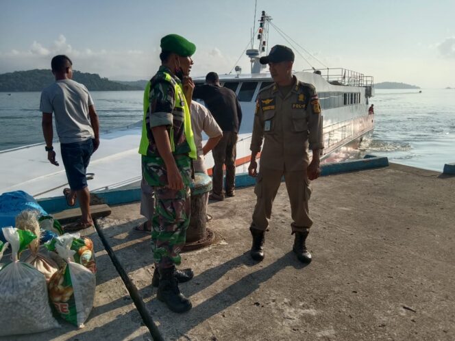 
 Babinsa Jagoh Koramil 04/Dabo, Kodim 0315/TPI, Monitoring Penumpang yang Berangkat di Pelabuhan Jagoh