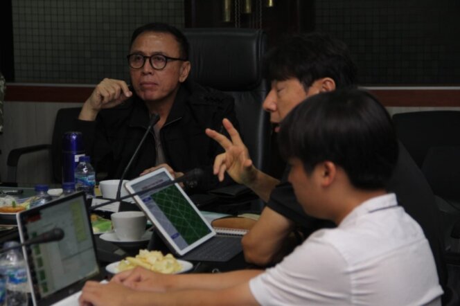 
 Pelatih Shin Tae-yong bersama Ketua PSSI saat rapat.