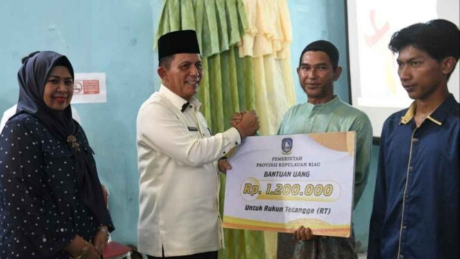 
 Gubernur Ansar serahkan insentif RT RW di Letung. Foto: Diskominfo Kepri