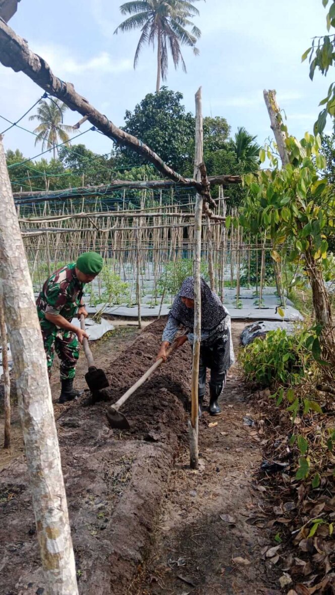 
					Babinsa Kuala Raya Koramil 04/Dabo, Kodim 0315/TPI Bantu Petani Bersihkan Lahan Kebun