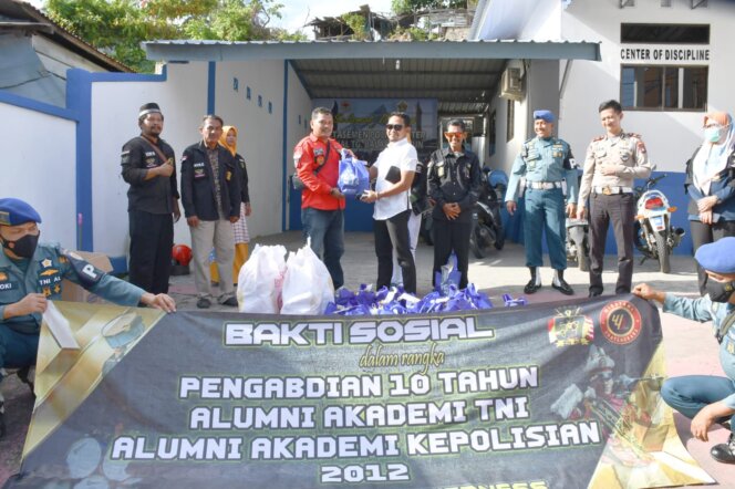 
 Pasintel Lanal TBK (kanan) menyerahkan bantuan yang akan disalurkan kepada pengurus Pemuda Batak Bersatu Karimun. Foto: Istimewa