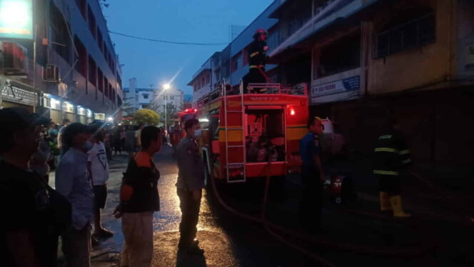 
 Petugas pemadam dan anggota Polsek Lubuk Baja berjibaku memadamkan api di Komplek ruko Sri Jaya Abadi Nagoya, Batam. Foto: Istimewa