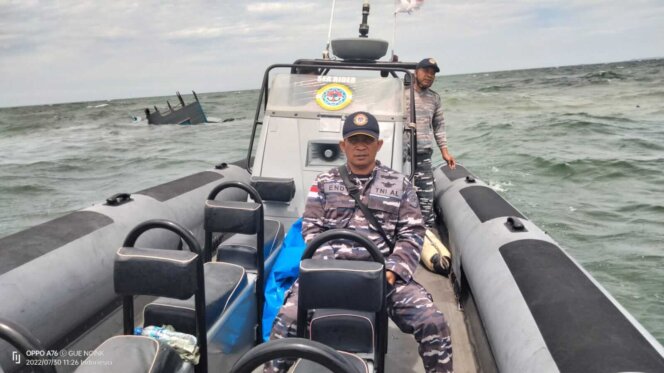 
 Prajurit Lanal Tanjungbalai Karimun melaksanakan evakuasi terhadap empat orang awak kapal yang selamat. Foto: Istimewa