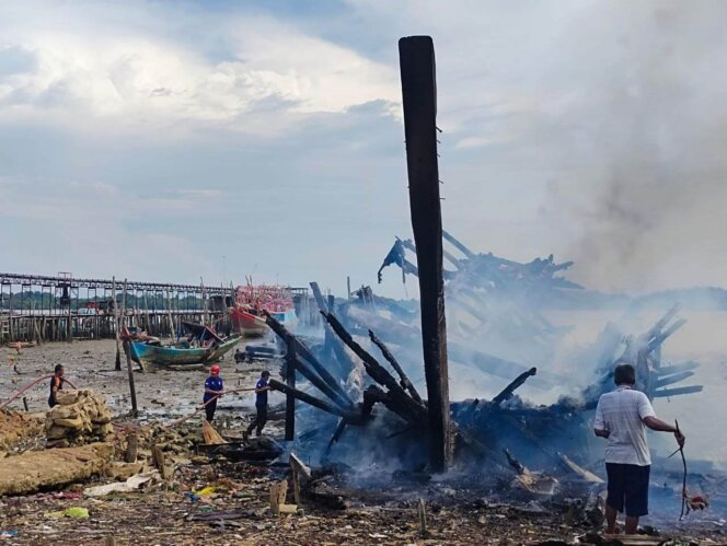 
					Sisa puing kapal di Karimun yang dibakar pemiliknya. Foto: Khairul S/kepripedia.com