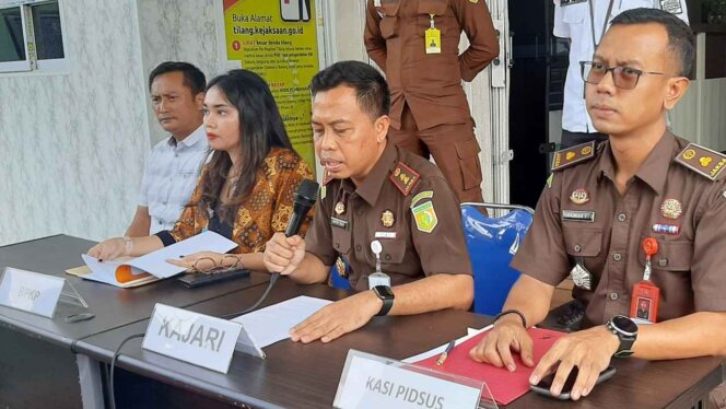 
					Kajari Bintan konferensi pers penetapan tersangka korupsi lahan TPA di Tanjunguban. Foto: Ismail/kepripedia.com