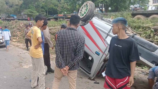 
					Mobil pikap terbalik di Batam, Kamis (7/7). Foto: Zalfirega/kepripedia.com