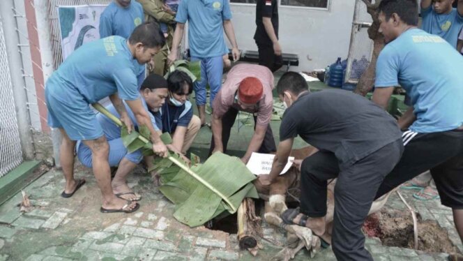 
					Penyembelihan hewan kurban di Rutan Batam, Minggu (10/7). Foto: Istimewa