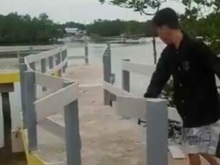 Video viral remaja rusaki pagar pembatas pelantar wisata mangrove Kota Rebah, Tanjungpinang. Foto: tangkapan layar/istimewa