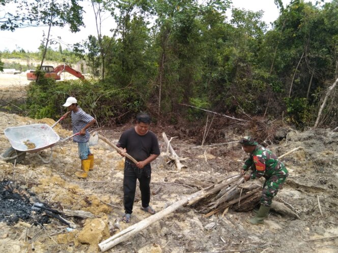 
 Babinsa Sungai Harapan Koramil 04/Dabo, Kodim 0315/Bintan Bersihkan Kebun Lahan Ketahanan Pangan Bersama Warga