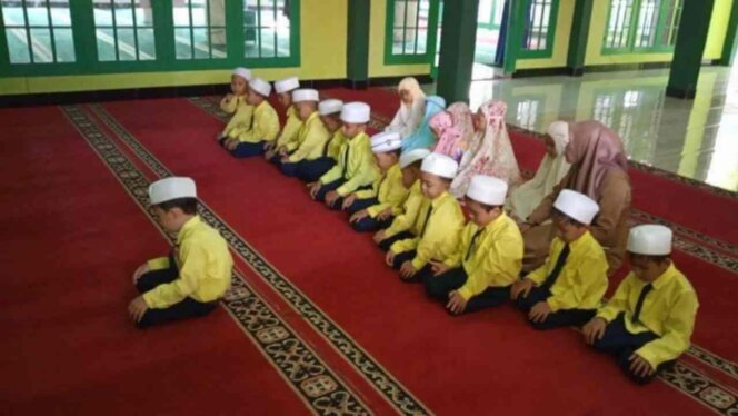 
					Anak TK Aisyiyah salat dhuha. Foto: Suniar Putri H