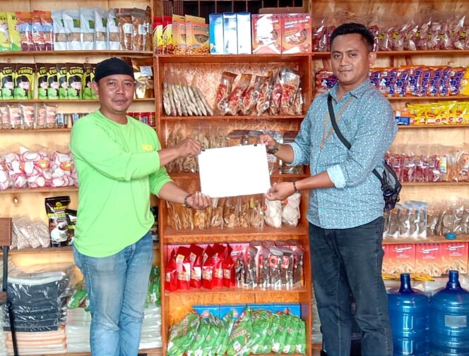 
					PT Timah menyerahkan bantuan kepada pelaku usaha UMKM. Foto: Istimewa
