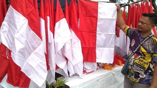 
					Pedagang pernak pernik HUT kemerdekaan RI di Karimun. Foto: Khairul S/kepripedia.com
