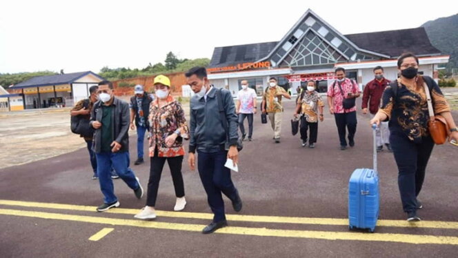 
					Anggota DPR RI Dapil Kepri, Cen Sui Lan, saat berada di Bandara Letung. Foto: Dok Istimewa