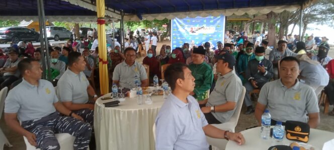 
 Komandan Koramil 04/Dabo, Ikut Aksi Penebaran Ikan di Desa Batu Berdaun