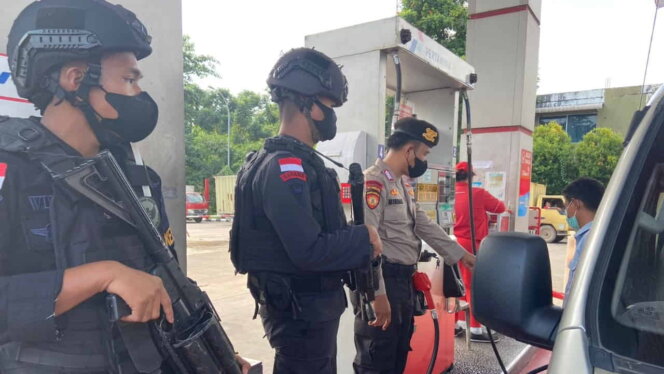 
					Antisipasi Dampak Penyesuaian BBM, Polisi Patroli SPBU di Batam