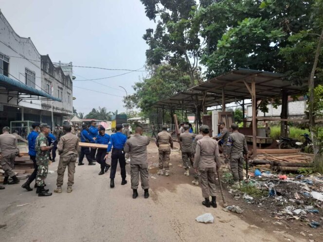 
					Tim Terpadu di Bantu Polisi Bongkar Bangunan Liar di Mandalay