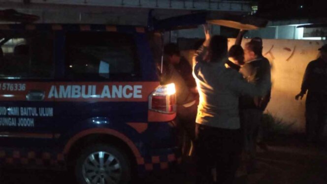 
					Petugas evakuasi jenazah yang ditemukan di Indekos Komplek Jaya Putra Batam. Foto: Istimewa