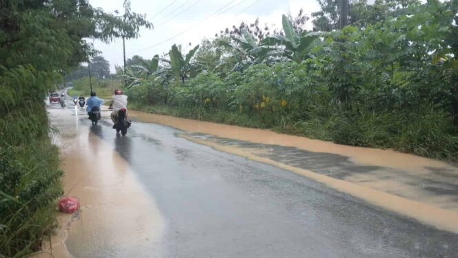 
					Genangan air di Batam usai dilanda hujan deras. Foto: Zalfirega/kepripedia.com