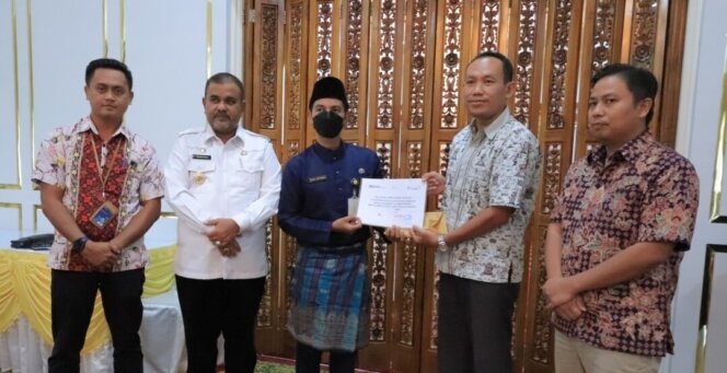 
					PT Timah menyerahkan bantuan ke Pemda Karimun. Foto: Istimewa