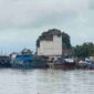 Kapal bersandar pelabuhan rakyat Kolong
