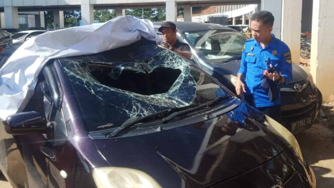 
 Petugas Ditpam melihat kaca mobil yang rusak. Foto: Zalfirega/kepripedia.com