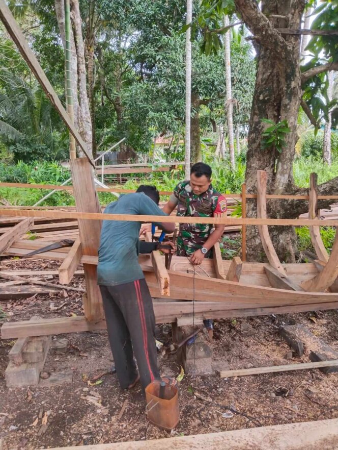 
					Babinsa Bakong, Koramil 04/Dabo, Kodim 0315/TPI Bantu Warga Binaannya Memperbaiki Pompong