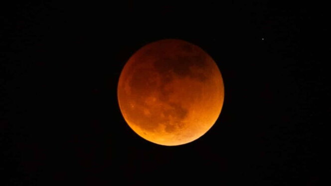 
					Ilustrasi Gerhana Bulan. Foto: AP/Ringo H.W. Chiu
