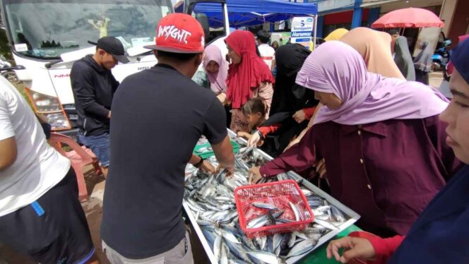 
 Pasar murah di kelurahan Tanjunguncang, Batu Aji, Selasa (15/11). Foto: Zalfirega/kepripedia.com