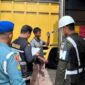 Petugas gabungan memeriksa truk di pelabuhan punggur Batam
