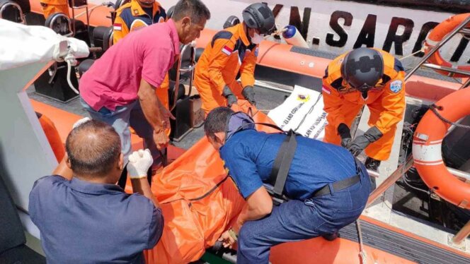 
					Tim SAR evakuasi salah satu korban kapal terbalik di perairan Kabil, Selasa (15/11). Foto: Dok SAR